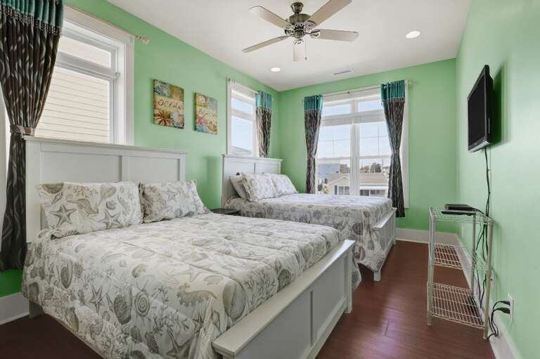 2ND FLOOR QUEEN & DOUBLE BEDROOM