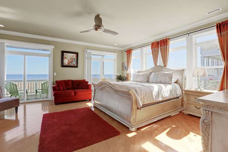 2ND FLOOR OCEANFRONT MASTER BEDROOM EN SUITE