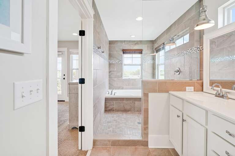 KING MASTER EN-SUITE WITH SHOWER & TUB