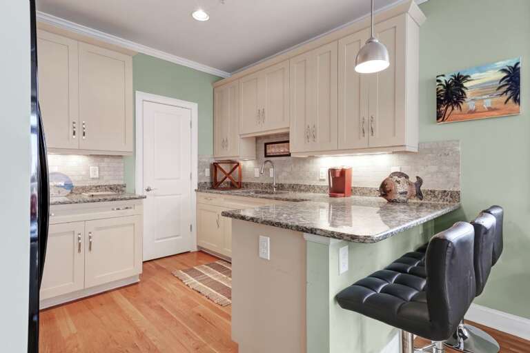 KITCHEN WITH BREAKFAST BAR