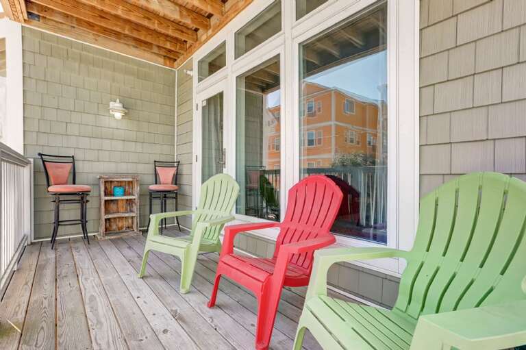 DECK OFF LIVING ROOM