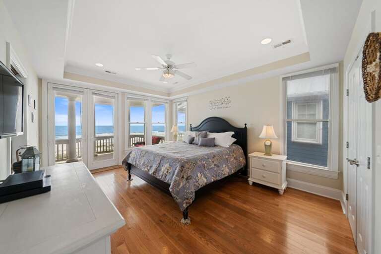 OCEANFRONT KING EN SUITE W/BALCONY ACCESS OCEANFRONT KING EN SUITE W/BALCONY ACCESS
