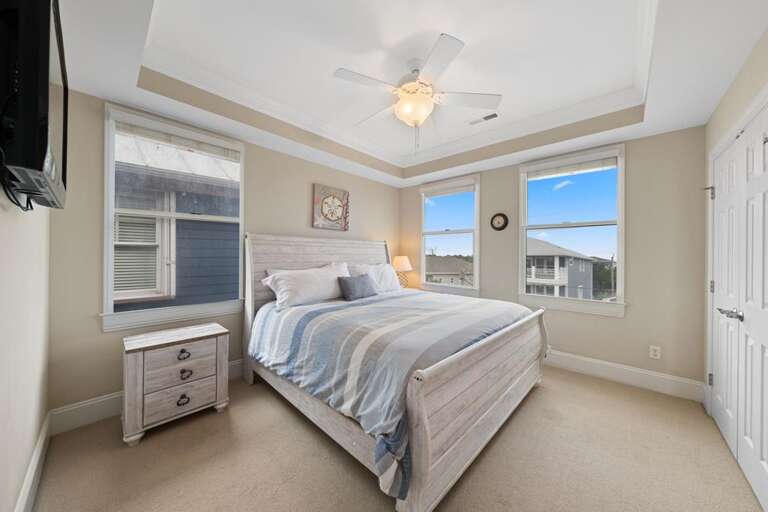 3RD FLOOR KING SHARES A BATH W/QUEEN BEDROOM 3RD FLOOR KING SHARES A BATH W/QUEEN BEDROOM