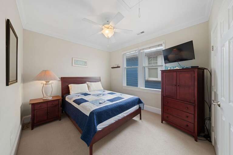 MAIN FLOOR QUEEN BEDROOM MAIN FLOOR QUEEN BEDROOM