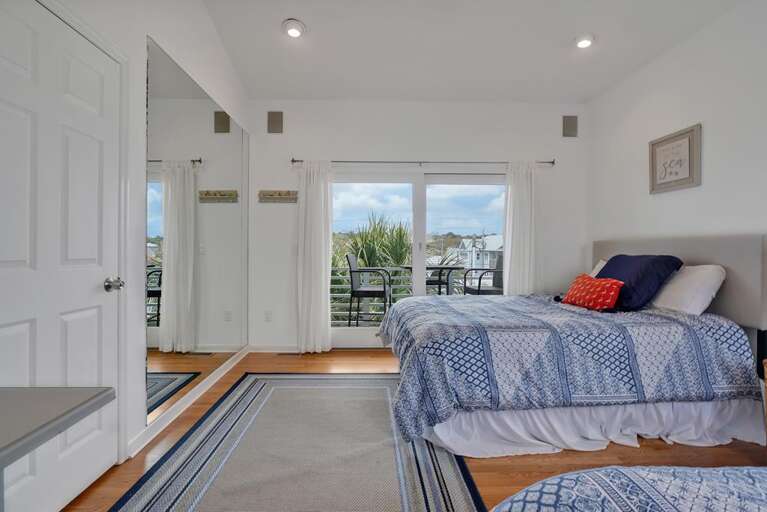 TOP FLOOR BEDROOM W/2 QUEENS VIEW 2