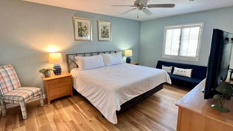 KING(br2) BEDROOM MAIN FLOOR W/EN SUITE