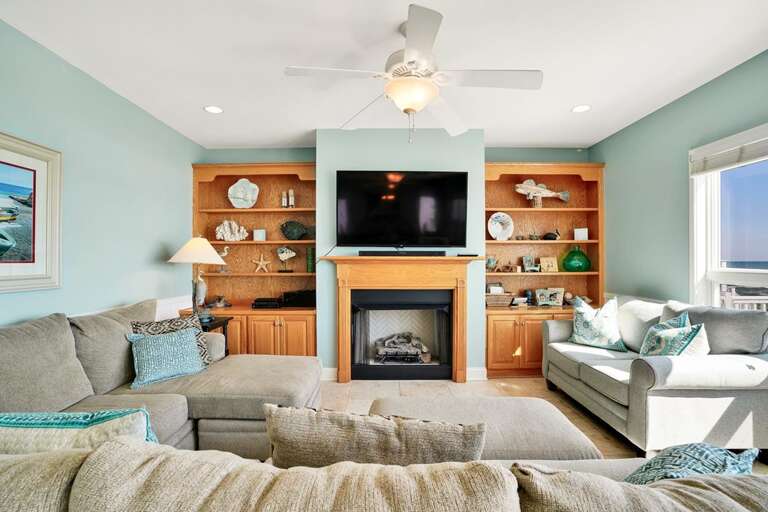 SPACIOUS OCEANFRONT LIVING SPACE