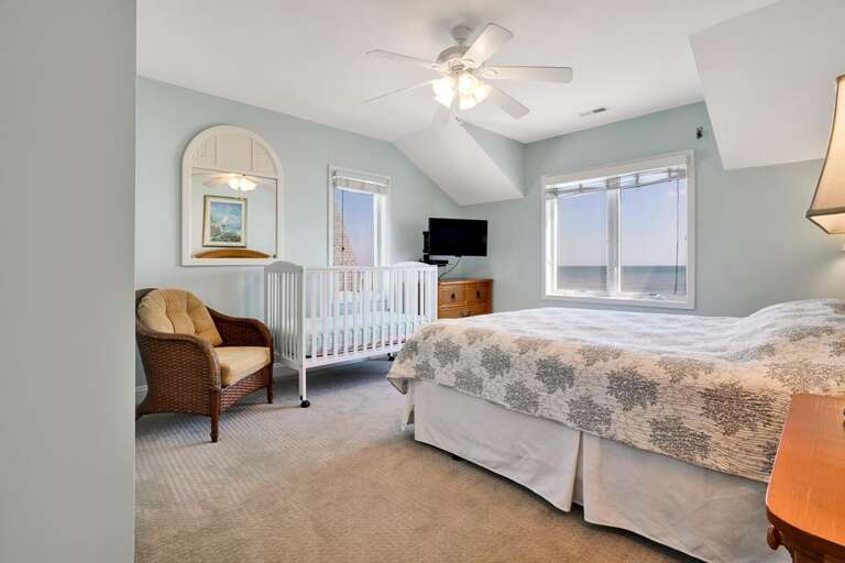 TOP FLOOR QUEEN BEDROOM(br3)crib not available