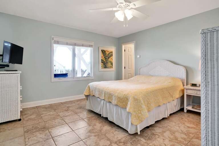 GROUND FLOOR QUEEN MASTER BEDROOM(br5)