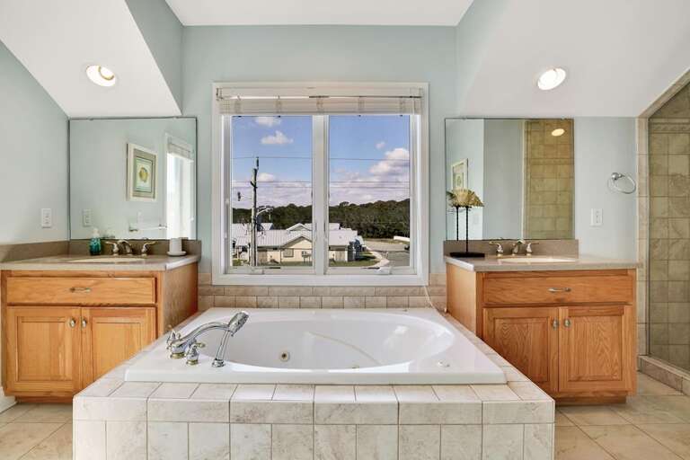 EN SUITE(ba2) WITH WHIRLPOOL TUB