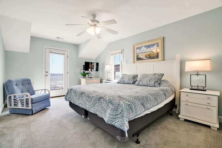 TOP FLOOR KING MASTER(br2) WITH DECK ACCESS