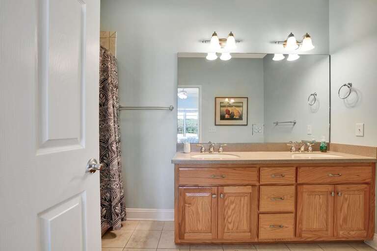 EN SUITE(ba1) FOR KING BEDROOM