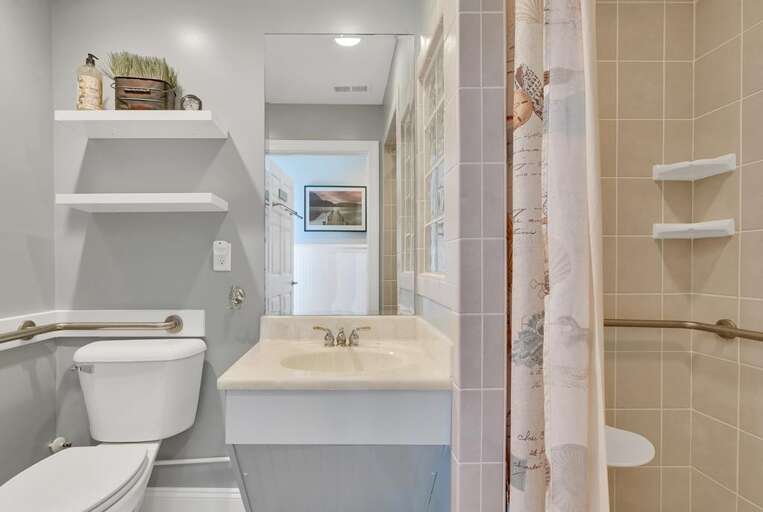 GROUND FLOOR -BATHROOM 