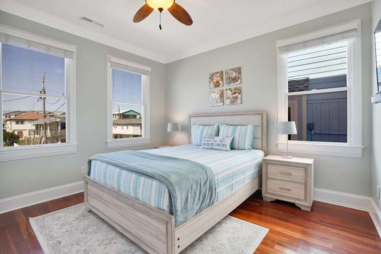 MAIN FLOOR -QUEEN BEDROOM WITH ACCESS TO MAIN BATH