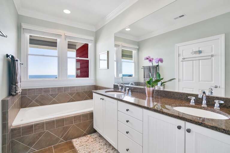 TOP FLOOR -MASTER EN SUITE