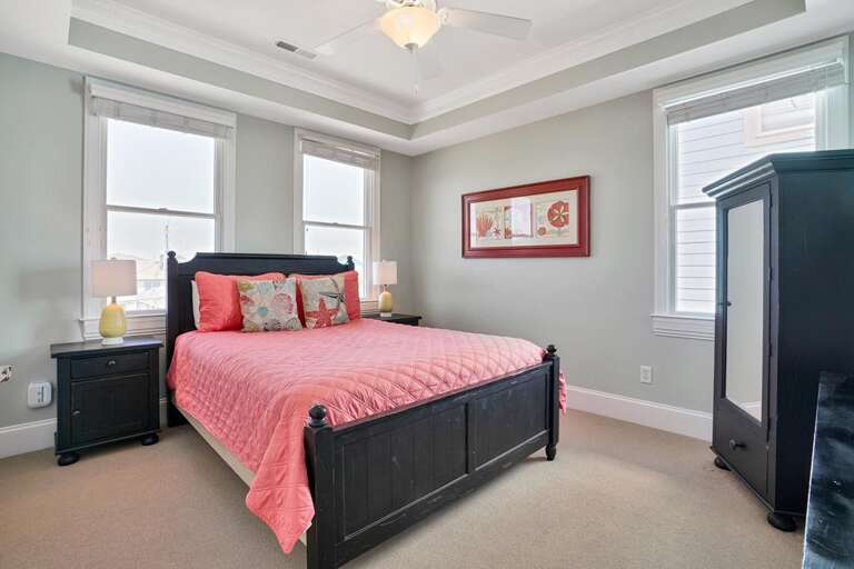 TOP FLOOR -QUEEN BEDROOM