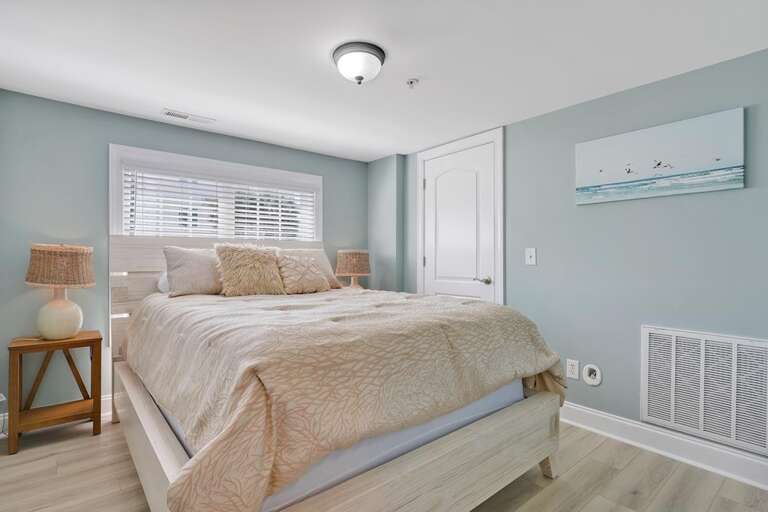 1ST FLOOR QUEEN BEDROOM  1ST FLOOR QUEEN BEDROOM