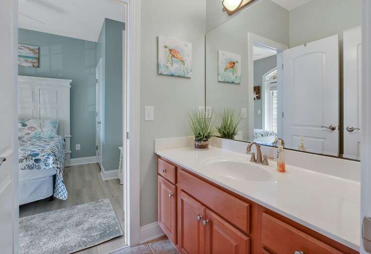 SHARED BATHROOM SHARED BATHROOM