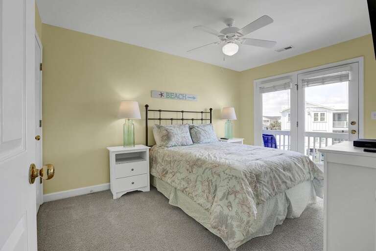 QUEEN BEDROOM- 3RD FLOOR