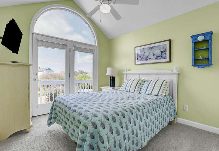 QUEEN BEDROOM- 3RD FLOOR