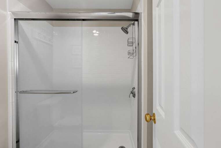 MASTER EN SUITE W/ WALK IN SHOWER 