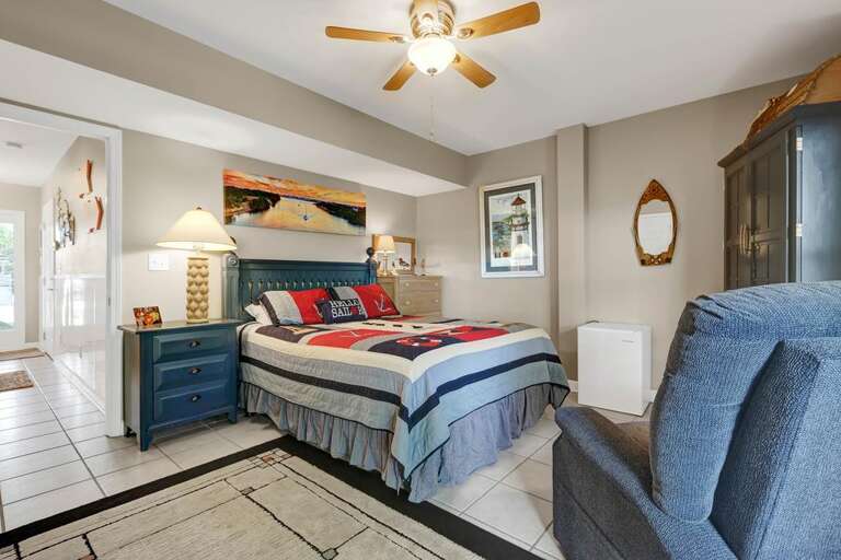 1ST FLOOR QUEEN BEDROOM