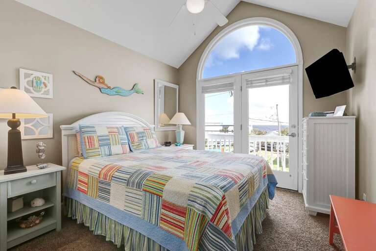 3RD FLOOR QUEEN WITH BALCONY