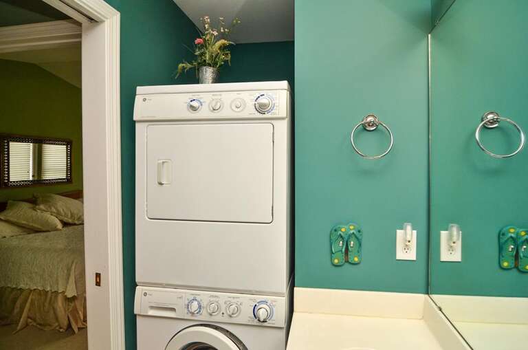 SHARED BATH ON 3RD FLOOR WITH WASHER/DRYER SHARED BATH ON 3RD FLOOR WITH WASHER/DRYER