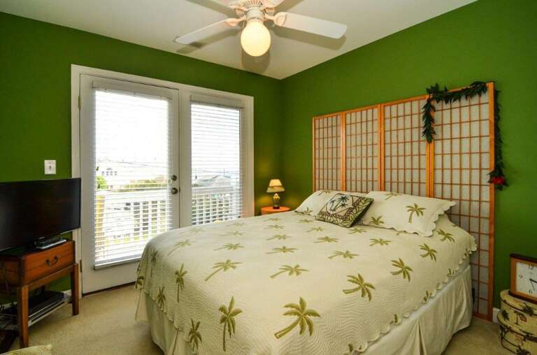 QUEEN BEDROOM ON 3RD FLOOR QUEEN BEDROOM ON 3RD FLOOR