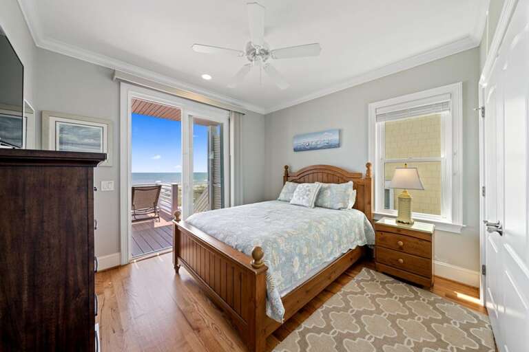 OCEANFRONT QUEEN WITH DECK ACCESS-2ND FLOOR