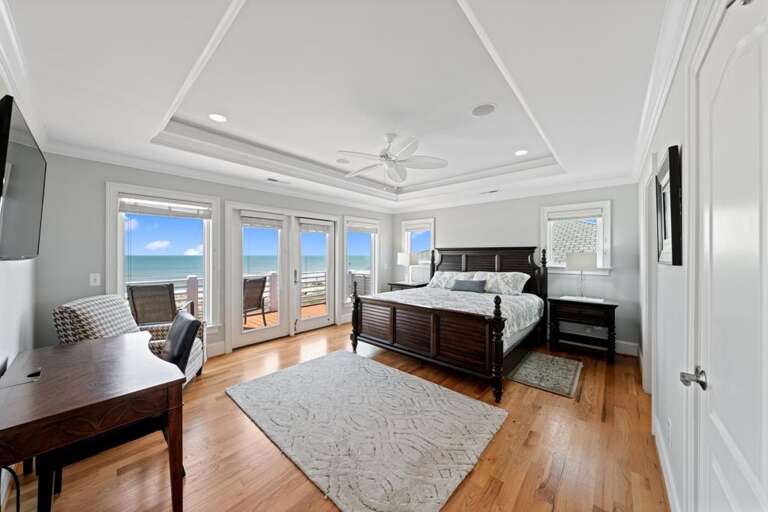 LARGE OCEANFRONT KING WITH ENSUITE-3RD FLOOR
