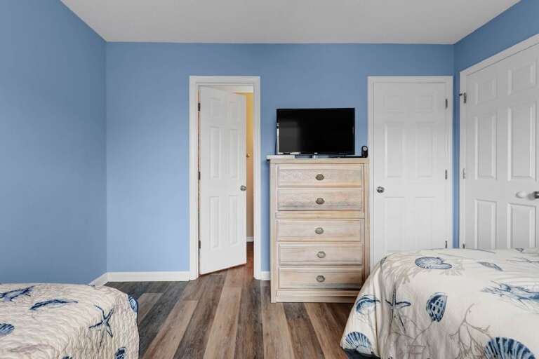 QUEEN & TWIN BEDROOM WITH FLAT SCREEN