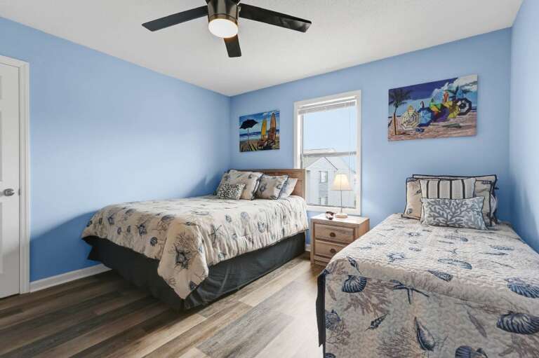 QUEEN & TWIN BEDROOM WITH MAIN BATH ACCESS