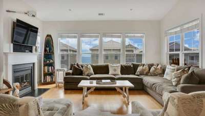 SPACIOUS OCEANVIEW FAMILY ROOM