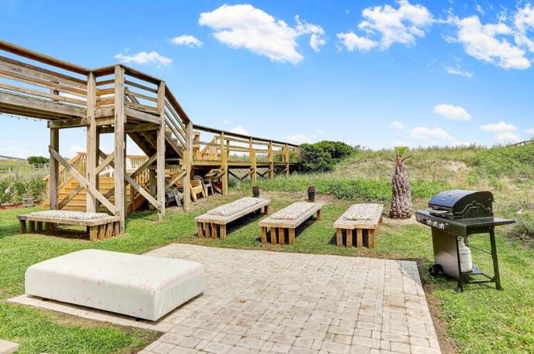 GAS GRILL IN BACK YARD