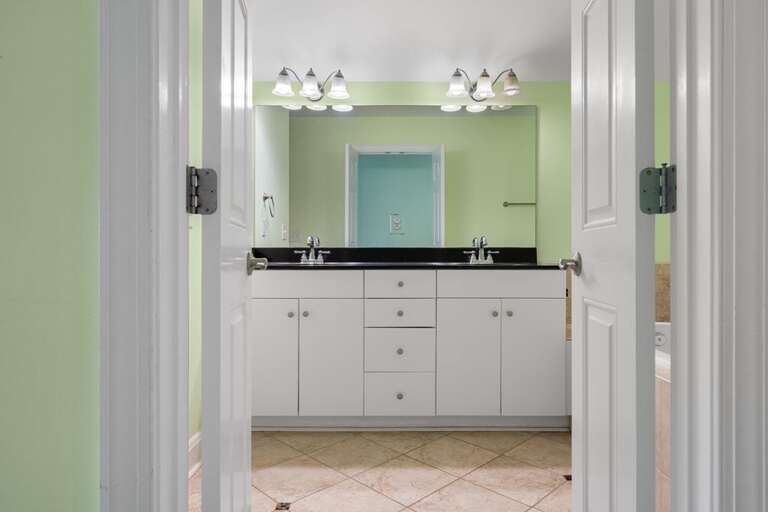 3RD FLOOR KING BEDROOM ENSUITE 