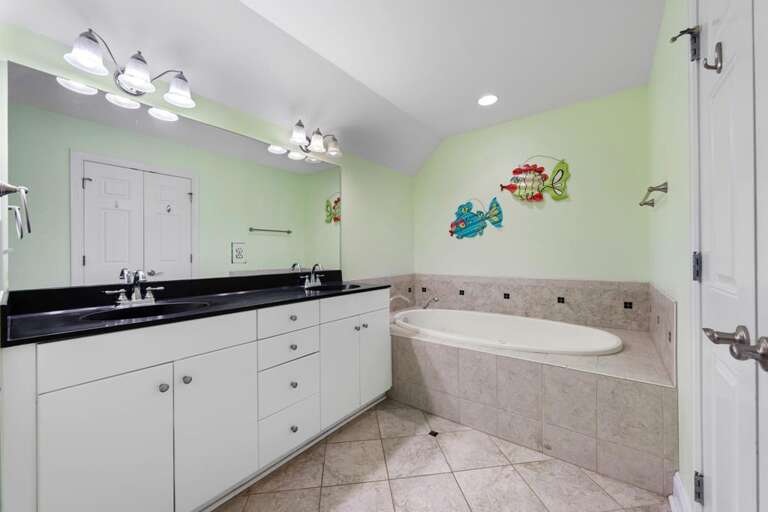 3RD FLOOR KING BEDROOM ENSUITE 