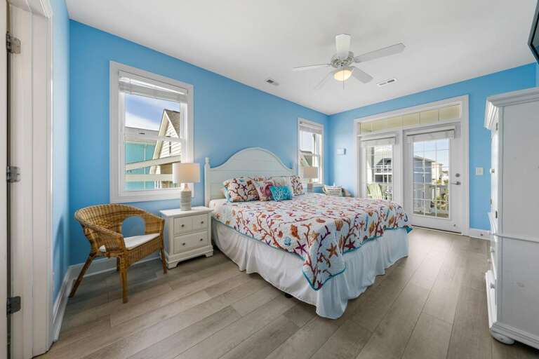 2ND FLOOR KING WITH ENSUITE & PRIVATE DECK