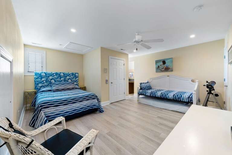 3rd FLOOR QUEEN & DAYBED VIEW 1