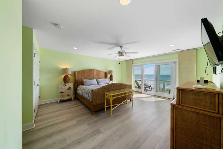 3RD FLOOR KING BEDROOM WITH ENSUITE & SUN DECK