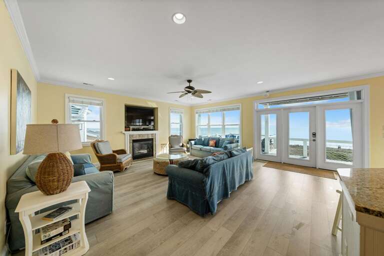 OCEANFRONT LIVING SPACE OCEANFRONT LIVING SPACE