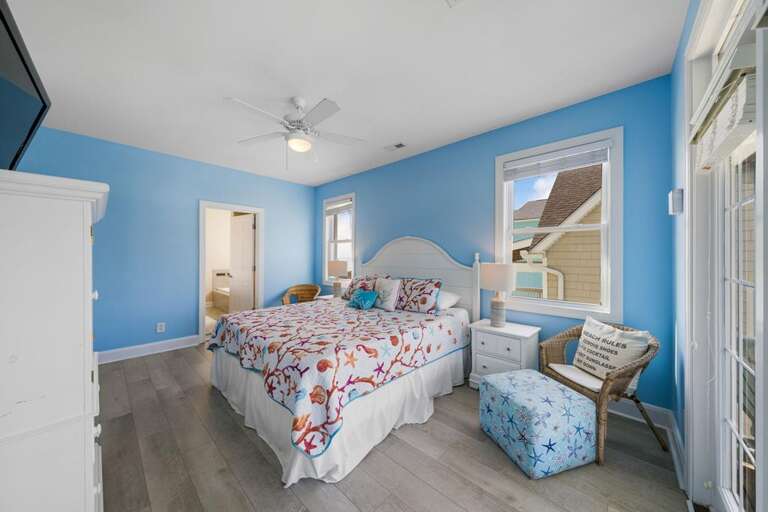 1ST FLOOR KING BEDROOM WITH ENSUITE & DECK 1ST FLOOR KING BEDROOM WITH ENSUITE & DECK