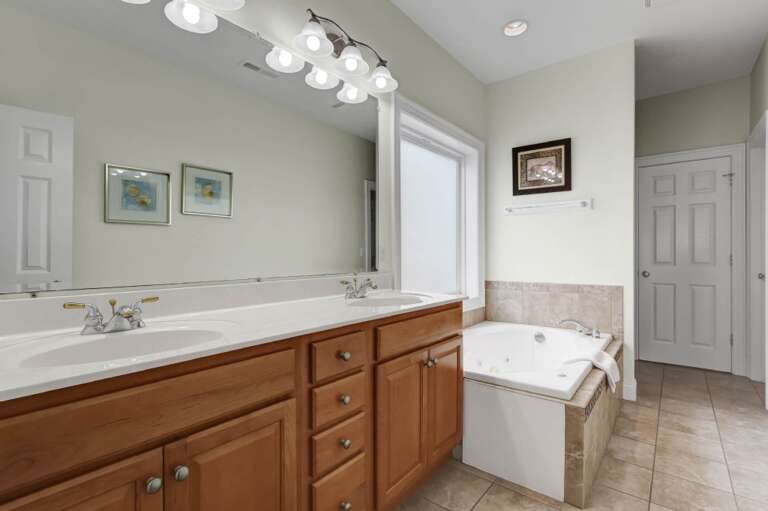 KING MASTER BATHROOM W/ JETTED TUB KING MASTER BATHROOM W/ JETTED TUB
