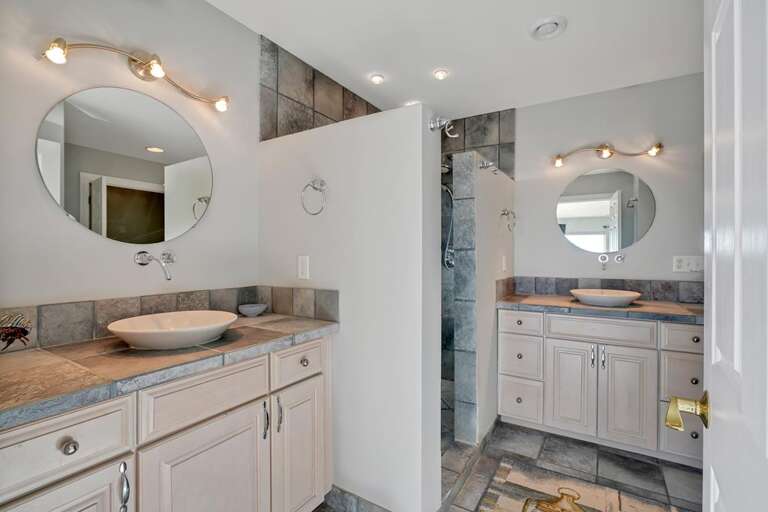 1ST FLOOR- PRIMARY EN SUITE SOUTH