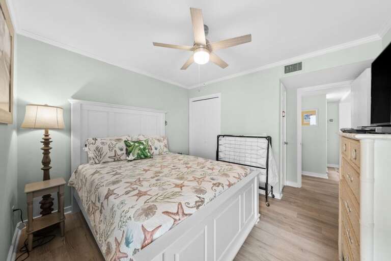 QUEEN BEDROOM W/ROLL AWAY VIEW 2