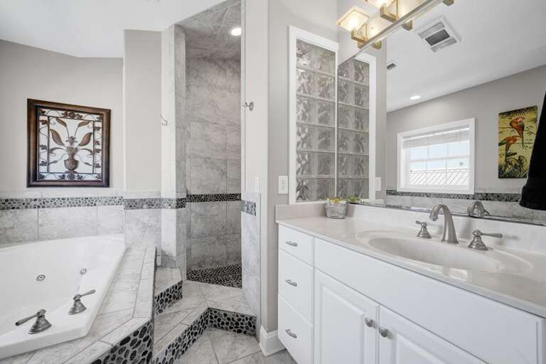 PENTHOUSE -MASTER EN SUITE WITH WALK-IN SHOWER