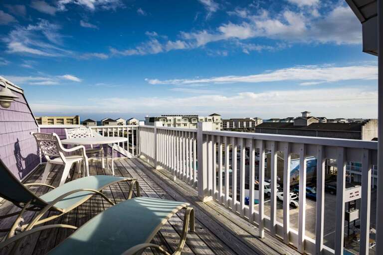 MASTER SUITE- SUNDECK