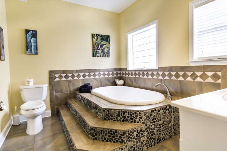 MASTER SUITE- SOOTHING WHIRLPOOL TUB