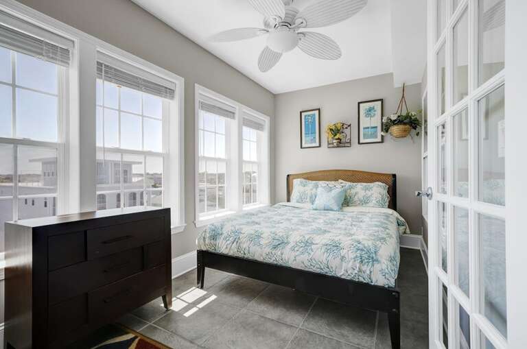 PENTHOUSE -QUEEN BED IN SUNROOM