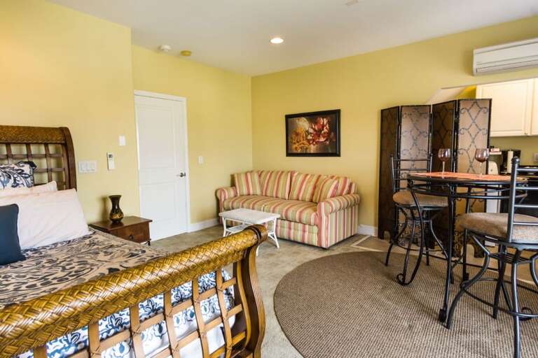 MASTER SUITE- SITTING AREA